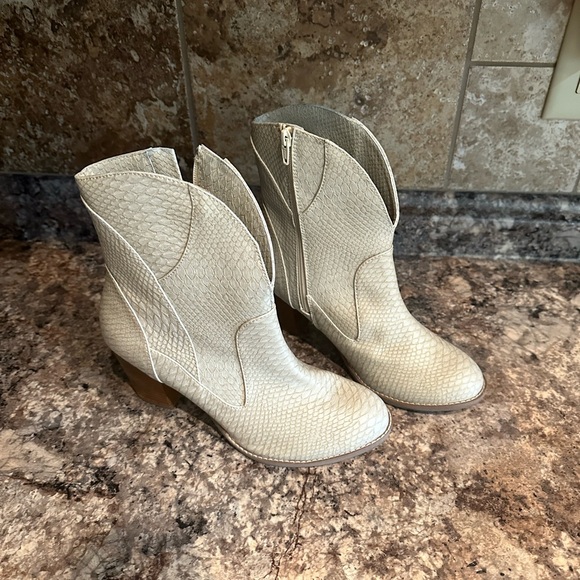 Not Rated booties - Picture 2 of 2